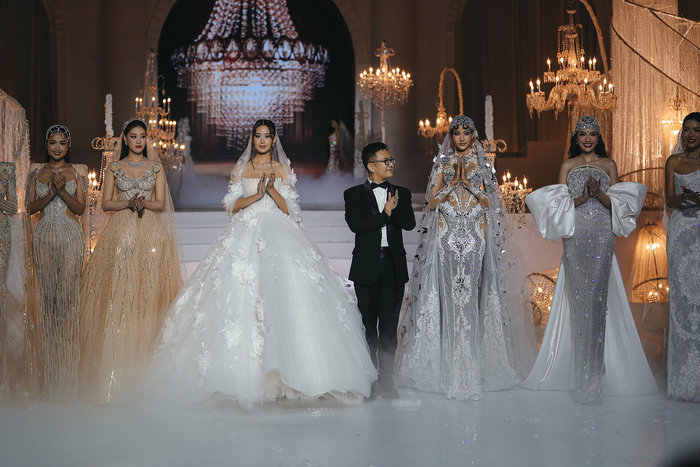 Việc cựu Á hậu được nhà thiết kế đình đám họ Chung 'chọn mặt gửi vàng' khiến nhiều khán giả phải đặt cô lên bàn cân so sánh với Thanh Hằng - 'đệ nhất vedette' trong nhiều năm qua của làng mốt Việt và cũng là 'nhân vật không đội trời chung' với Hoàng Thùy. Trong khi những show gần đây, 'chị đại' Thanh Hằng thường xuyên vấp phải các lỗi lớn khi trình diễn thì Hoàng Thùy lại có phần thể hiện bài bản và trọn vẹn hơn hẳn. 