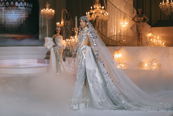 Mới đây, Á hậu - siêu mẫu Hoàng Thùy được chọn trở thành vedette trong show diễn Bridal FW 2025 của nhà thiết kế Chung Thanh Phong thuộc khuôn khổ Vietnam Couture Fashion Week. 