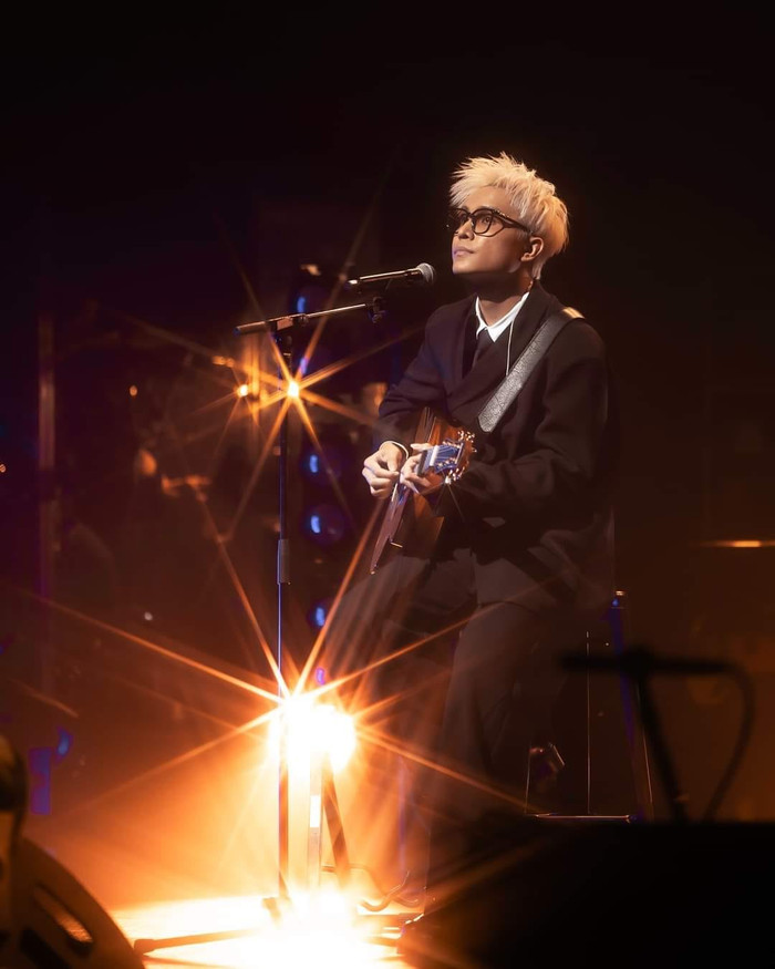 Nam ca sĩ bị thương vẫn chống nạng đi diễn, được fan vây kín Ảnh 3