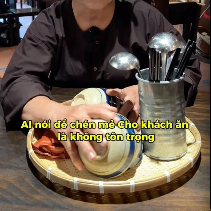 Ngoài ra, chén ở quán cơm còn được đập mẻ với dụng ý gợi nhớ thời xưa. Điều này gây ra nhiều ý kiến trái chiều. (Ảnh chụp màn hình)