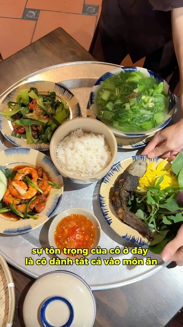 Quán cơm quê nằm ngay trung tâm quận 1 (TP.HCM) đang gây tranh cãi với món trứng chiên 110k/dĩa. (Ảnh chụp màn hình)
