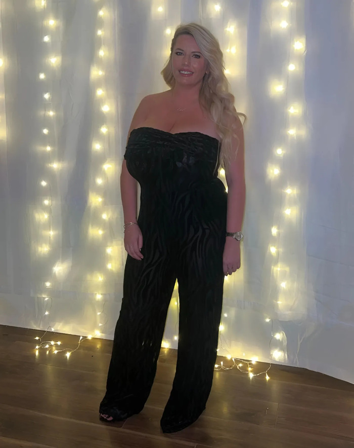 Zara Armstrong chán ghét vì sở hữu vòng một quá khổ, không cần đối với vóc dáng. (Ảnh: The Sun)