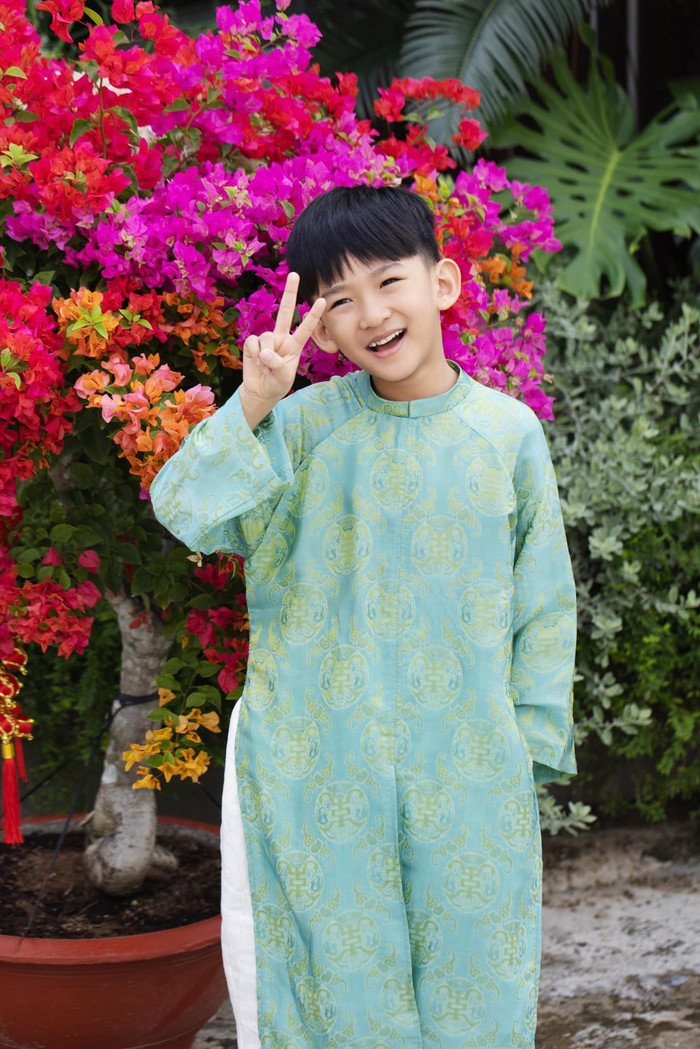 Con trai Thúy Diễm - Lương Thế Thành năm nay đã 7 tuổi, sở hữu vẻ ngoài điển trai cùng thành tích học tập tốt. (Ảnh: FBNV)