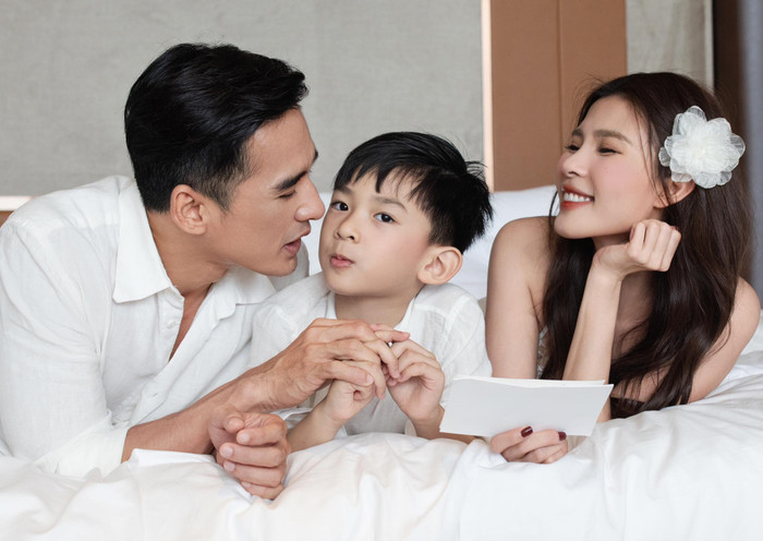 Dù bận rộn công việc, Thúy Diễm và Lương Thế Thành vẫn dành thời gian để cùng nhau chăm sóc, dạy dỗ con trai. (Ảnh: FBNV)