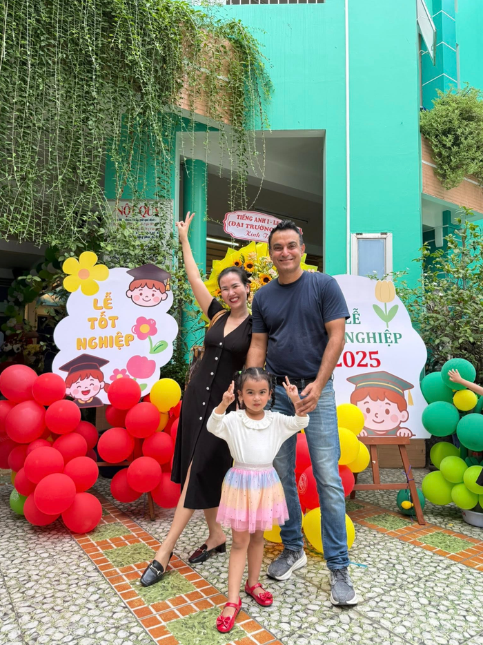 Showbiz 24h: Võ Hạ Trâm cùng chồng đến trường để theo dõi buổi biểu diễn văn nghệ đặc biệt của con gái. Ảnh: FBNV