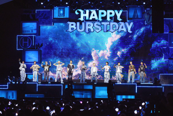 Fan SEVENTEEN thuê du thuyền xem concert, có hành động ấm lòng gây bão mạng xã hội Ảnh 5
