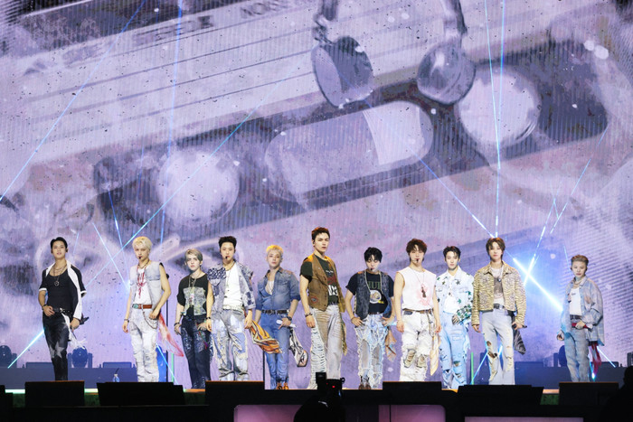 Fan SEVENTEEN thuê du thuyền xem concert, có hành động ấm lòng gây bão mạng xã hội Ảnh 1