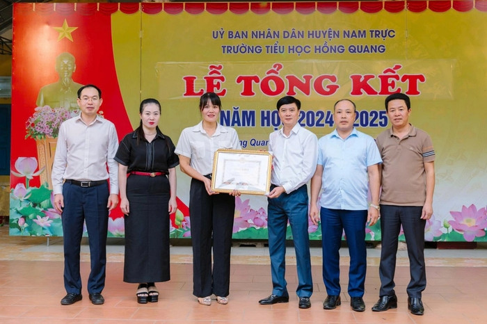 Cô Mai được khen thưởng đột xuất vì hành động đẹp của mình. 