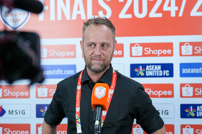 HLV Polking thừa nhận tình cảnh khó khăn trong ngày thua CLB Hà Nội. Ảnh: CLB CAHN