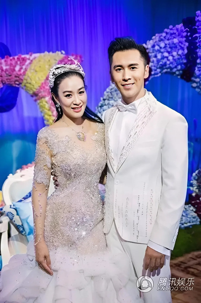 Mỹ nhân gốc Việt bên người chồng hiện tại kém cô 12 tuổi. (Ảnh Sina)