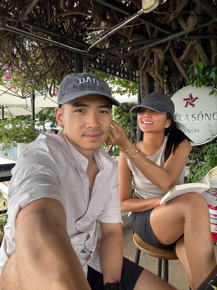 H'Hen Niê hài hước cho biết dạo này nhiều người hay hỏi thăm về chồng cô, đặc biệt là từ khi anh công khai chuyện cấy tóc. (Ảnh FBNV)