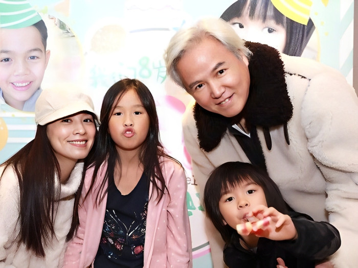 Gia đình nhỏ của Trương Đình sống cuộc sống giàu có, hạnh phúc sau biến cố (Ảnh: Weibo). 