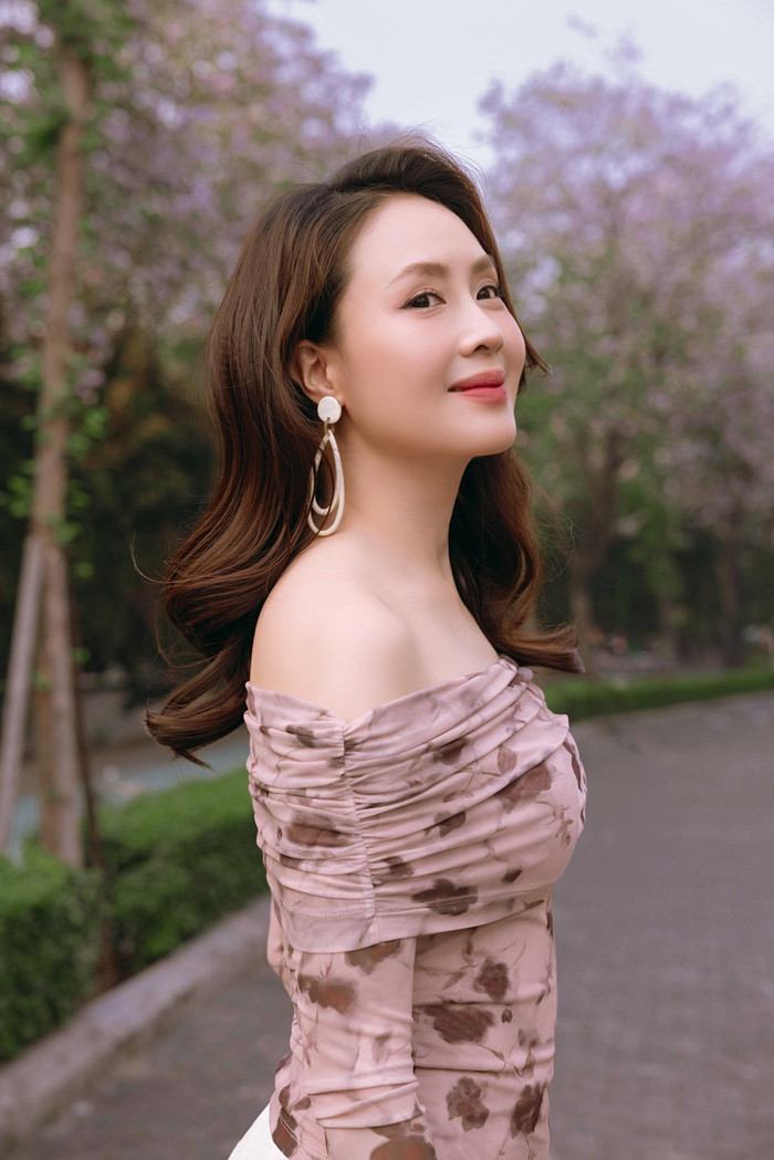 Hồng Diễm thay đổi phong cách ăn mặc từ nữ tính, nhẹ nhàng sang quyến rũ, gợi cảm nhưng không kém phần thanh lịch (Ảnh: Facebook Hồng Diễm). 