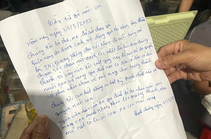 Tờ giấy từ bỏ quyền nuôi con được đặt cạnh cháu bé.