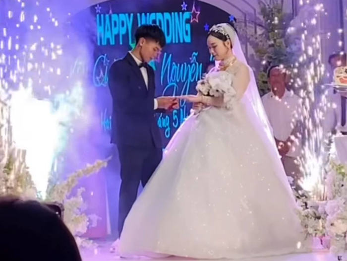 Hình ảnh hiếm hoi trong lễ cưới Hồ Văn Cường được chia sẻ trên TikTok. 