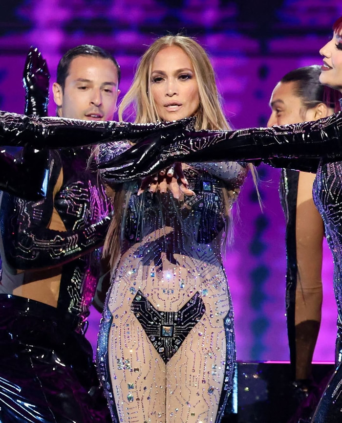 Nụ hôn đồng giới của Jennifer Lopez tại American Music Awards 2025 gây tranh cãi Ảnh 1