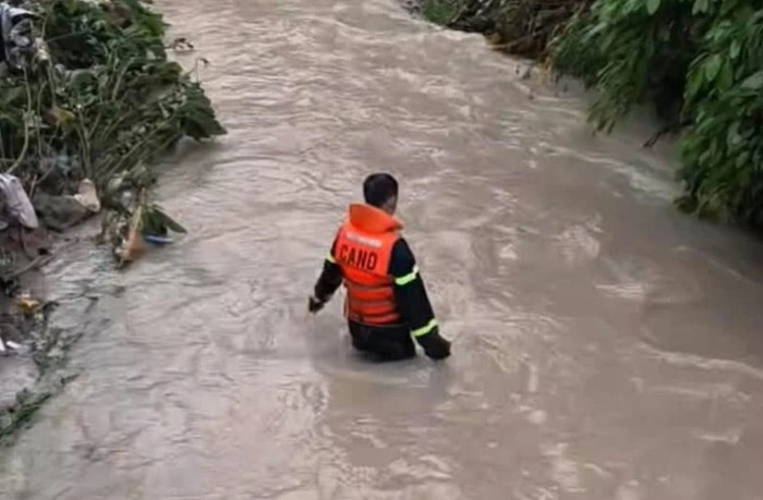 Trước đó, lực lượng chức năng đã khẩn trương tìm kiếm thi thể bé gái. 