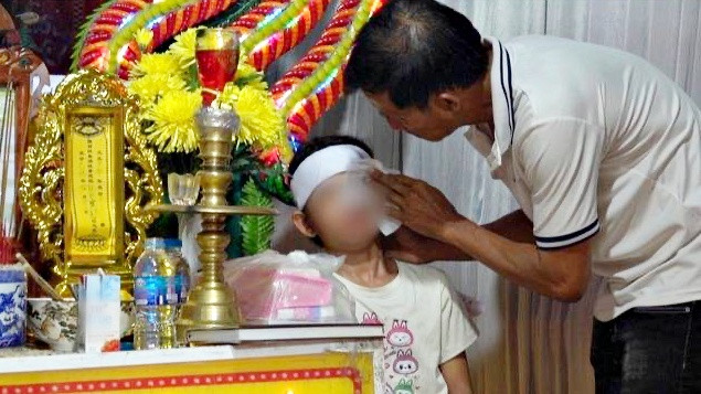 Tang lễ của bé N. được tổ chức tại phòng trọ của gia đình. Ảnh: Đời sống & Pháp luật