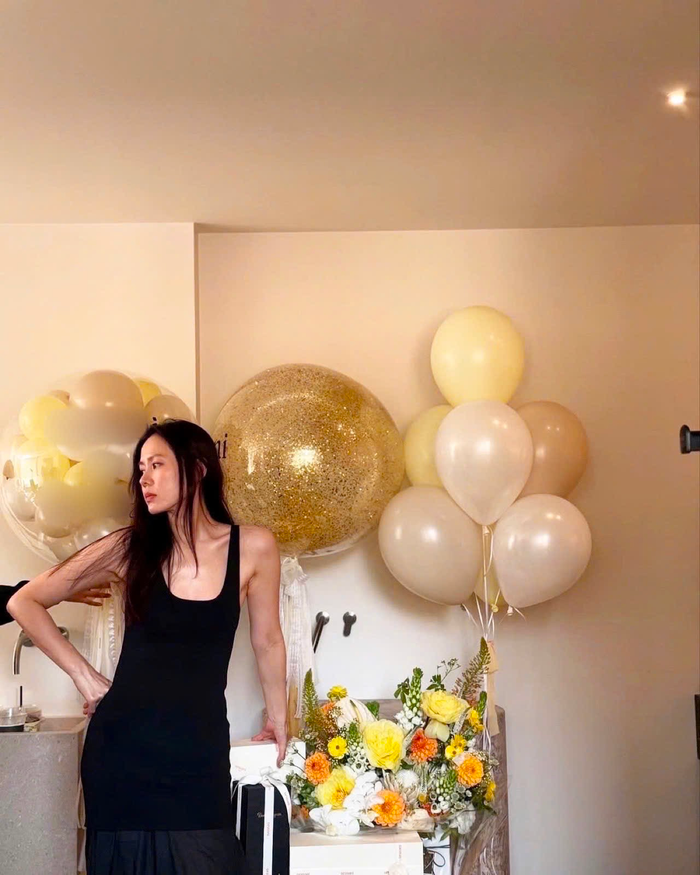 Son Ye Jin khoe trọn thân hình săn chắc với chiếc váy khoét sâu phần ngực. Ảnh: IGNV