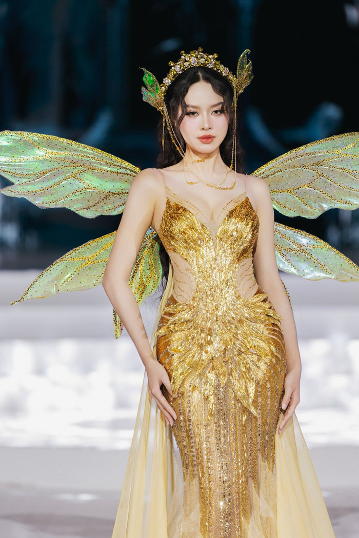 Dù gặp sự cố không mong muốn, Hoa hậu Thanh Thủy vẫn thể hiện thái độ chuyên nghiệp. Cô nhanh chóng lấy lại bình tĩnh để tiếp tục hoàn thành 'chốt show'. 