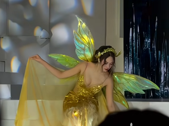 Thanh Thủy gặp sự cố khi diễn vedette: Té mà cũng đẹp! Ảnh 1