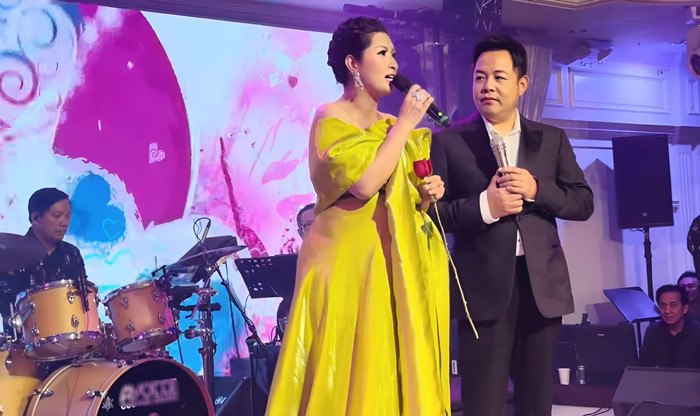 Ca sĩ Hồng Nhung để lộ bụng bầu to vượt mặt trong tháng cuối của thai kỳ. (Ảnh từ kênh YouTube nghệ sĩ Thúy Nga)