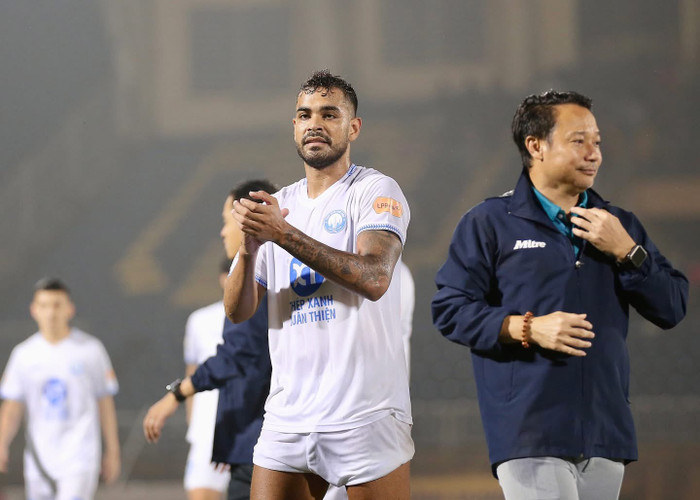 Ngả mũ với tiền đạo thay Nguyễn Xuân Son. Ảnh: CLB Nam Định