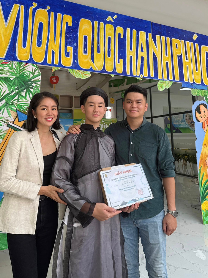 Lê Phương và Trung Kiên tham gia lễ tổng kết của con trai Thiên Quân. (Ảnh: FBNV)