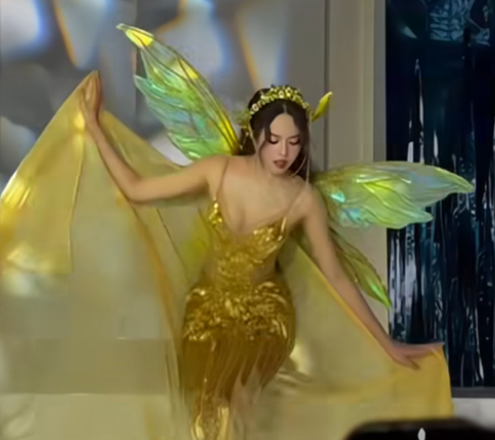Showbiz 24h: Hoa hậu Thanh Thủy mất đà khi bước xuống cầu thang trong thiết kế dạ hội có phom dáng ôm sát. Ảnh: Sưu tầm