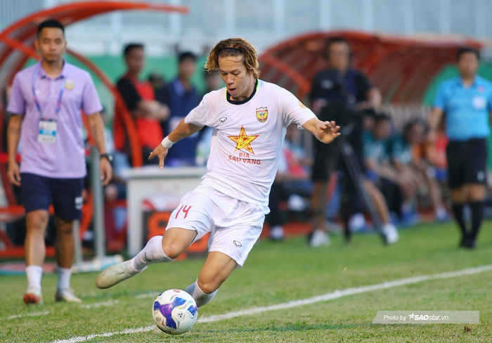 Tiền vệ Viktor Lê đang chơi thiếu ấn tượng. Ảnh: Linh Hùng