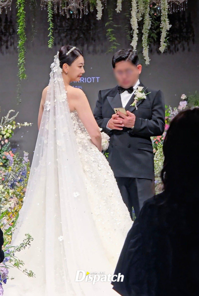 Nữ diễn viên Im Sung Eon và chồng doanh nhân tại đám cưới (Ảnh: Dispatch).