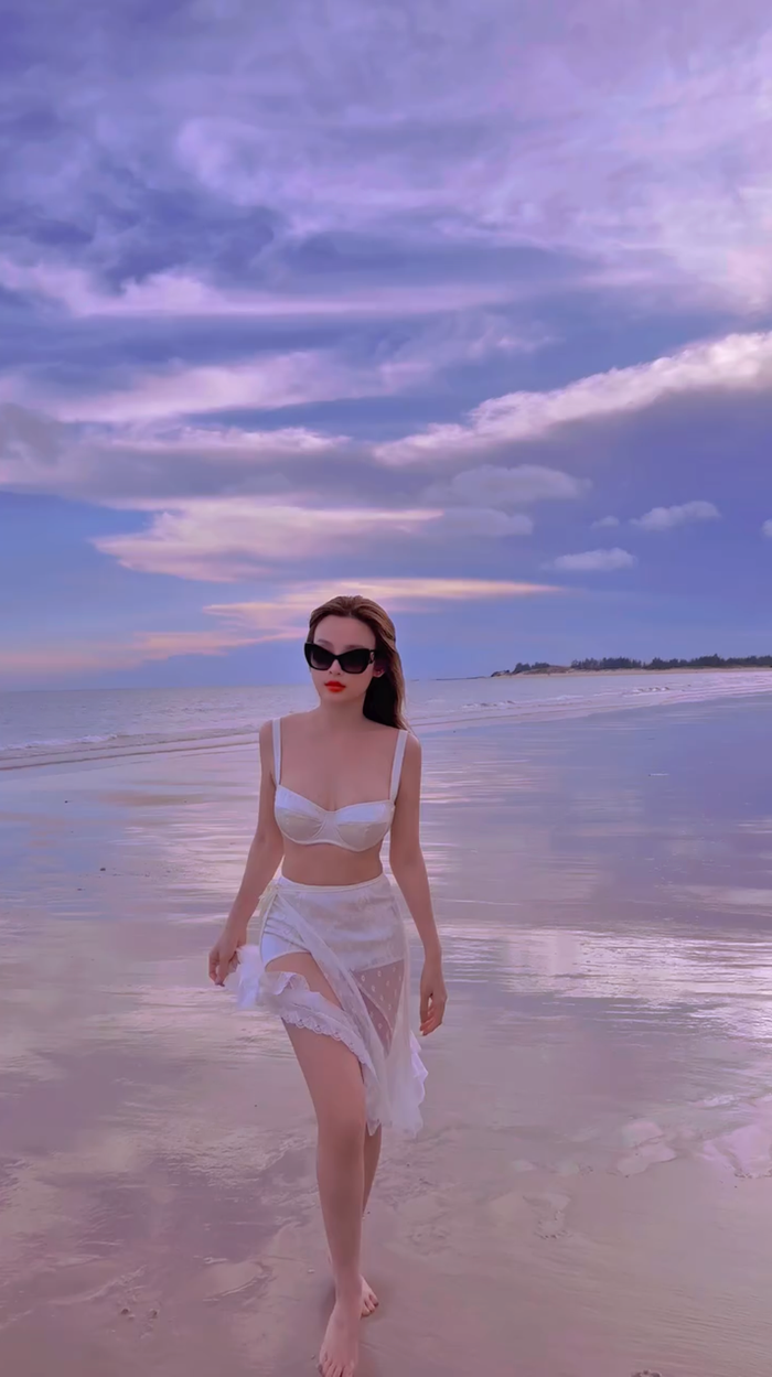 Khoảnh khắc Huyền Baby diện đồ tắm khoe vẻ ngoài căng tràn mới đây đã nhận được sự quan tâm từ cư dân mạng.