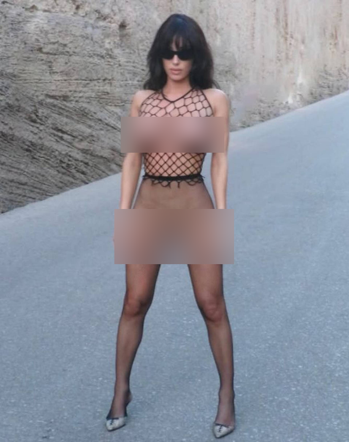 Bianca Censori diện áo đồ lướt, để lộ toàn bộ cơ thể khi ra đường khiến công chúng bức xúc. (Ảnh: Daily Mail)