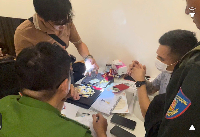 Lực lượng chức năng thu giữ tang vật của vụ án. 