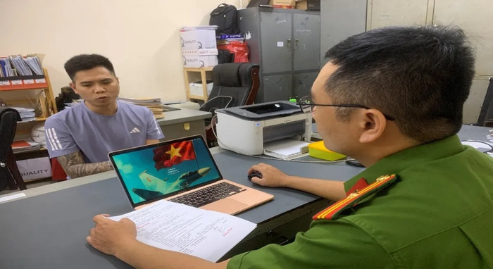 Đối tượng Nguyễn Quốc Hùng làm việc với Cơ quan điều tra. Ảnh: Công an Đồng Nai