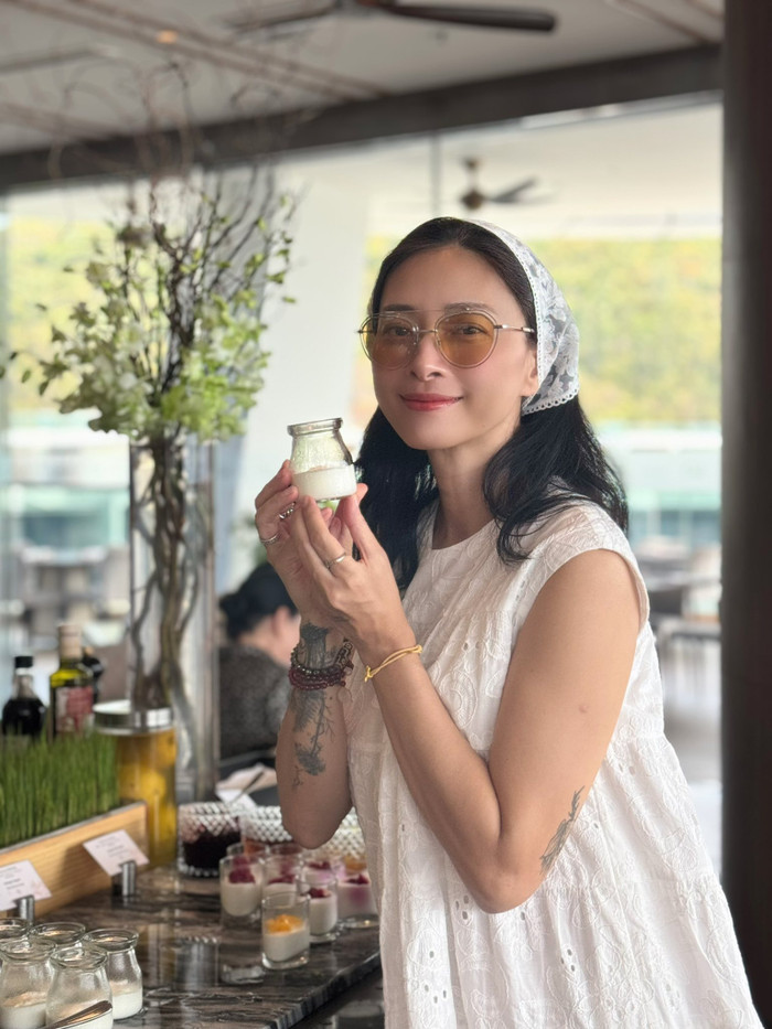 Có thể là hình ảnh về 1 người, máy pha trà và nước hoa