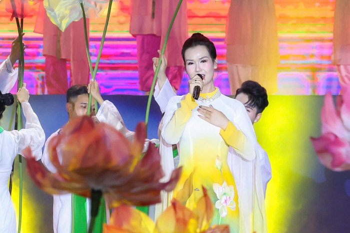 Võ Hạ Trâm cover 'Hoa nở không màu', có 'ăn đứt' bản gốc của Hoài Lâm? Ảnh 1