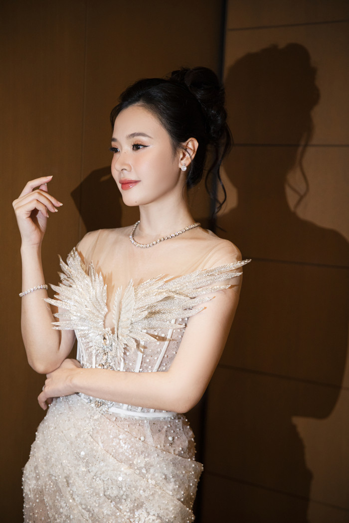 Sau khi kết hôn với chồng thiếu gia, cuộc sống của Midu trở nên kín tiếng hơn hẳn. Cô cũng dành thời gian vun vén gia đình, tận hưởng cuộc sống và tham gia sự kiện giải trí một cách 'nhỏ giọt'.