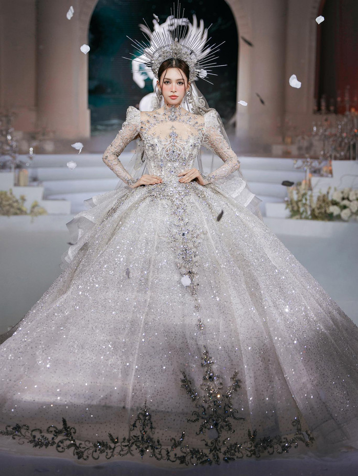 Trong show diễn thời trang mà Midu tham gia vừa qua còn có sự xuất hiện của Hoa hậu Tiểu Vy. Cựu Hoa hậu Việt Nam đảm nhiệm vị trí vedette. Đây là lần hiếm hoi Hoa hậu Tiểu Vy tái xuất sàn diễn thời trang với trang phục đồ cưới. 