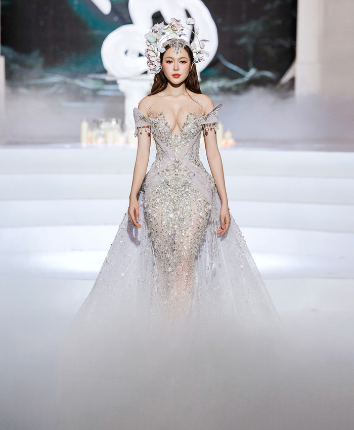 Người mở màn show diễn là Hoa hậu Kiều Duy - đương kim Hoa hậu Quốc gia Việt Nam. Về kỹ năng catwalk, nàng hậu đã có sự tiến bộ rõ rệt. Cô sẽ tiếp nối Hoa hậu Thanh Thủy chinh chiến Miss International diễn ra vào tháng 11/2025.