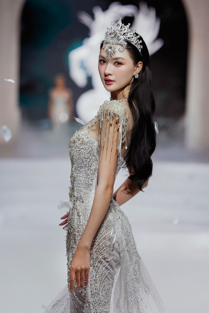 Cẩm Ly - Á hậu 2 Hoa hậu Quốc gia Việt Nam 2024 cũng góp mặt vào show diễn này. Được nhận xét là 'thần tiên tỷ tỷ' thế hệ mới nhưng nàng hậu chưa có nhiều hoạt động nổi bật hay thăng hạng mạnh mẽ về sức hút. 