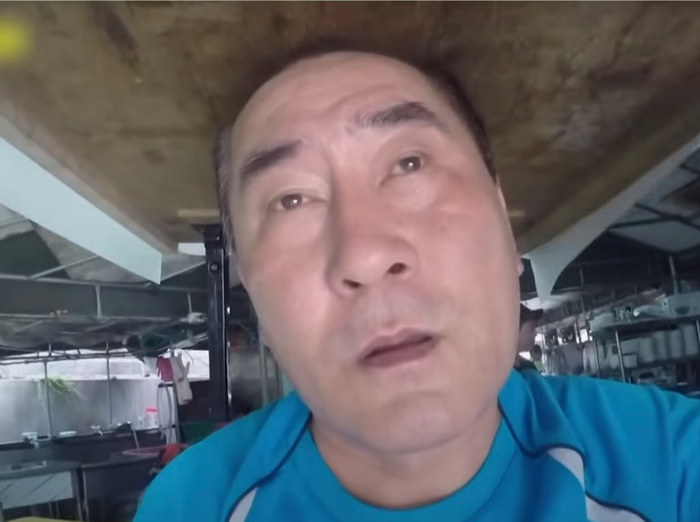 Chủ nhà hàng khiến khách choáng váng khi đội cả bàn thức ăn lên đầu để phục vụ Ảnh 2