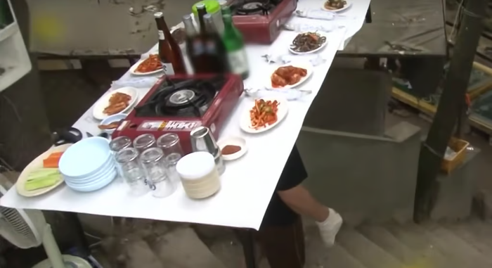 Chủ nhà hàng khiến khách choáng váng khi đội cả bàn thức ăn lên đầu để phục vụ Ảnh 1