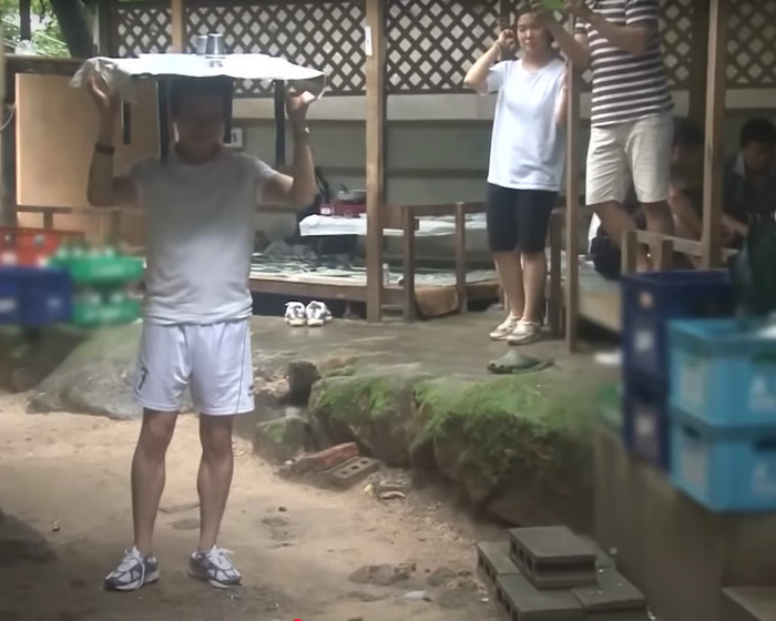 Một số khách hàng của nhà hàng, như người ở trên, cố gắng sao chép kỹ năng của Kang, nhưng họ không phải là đối thủ của 'bậc thầy'.