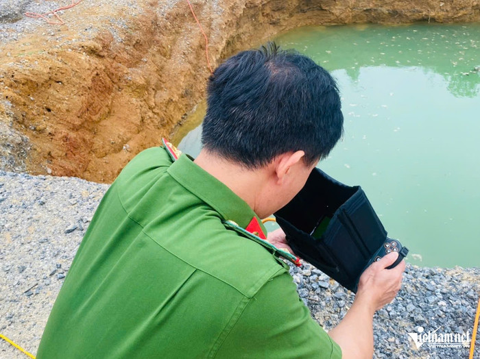 Dù sử dụng thiết bị camera chuyên dụng nhưng do nước sâu, đục và có bọt khí nên việc quan sát, tìm kiếm gặp khó khăn. Ảnh: VietNamNet