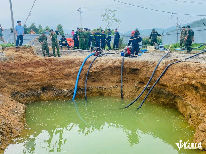 5 chiếc máy bơm được đưa đến hiện trường để hút nước khỏi hố. Ảnh: VietNamNet