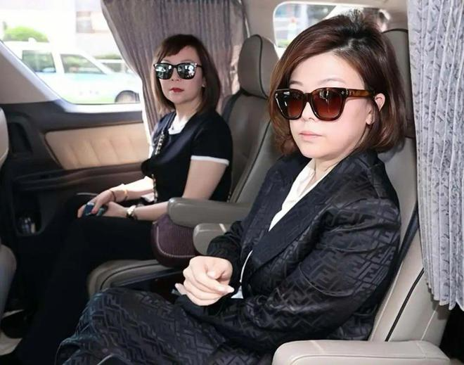 Dù đến phiên tòa, Á hậu Minh Huệ không tham dự mà ngồi ở khu vực phía ngoài. 