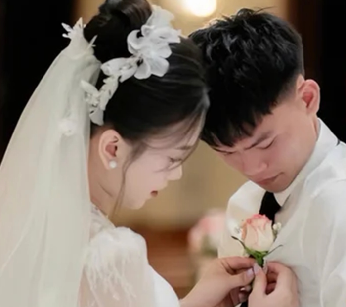 Showbiz 24h: Thực tế cầu thủ Hồ Văn Cường mới là người kết hôn, không phải Hồ Văn Cường - Quán quân 'Vietnam Idol Kids'. Ảnh: Sưu tầm