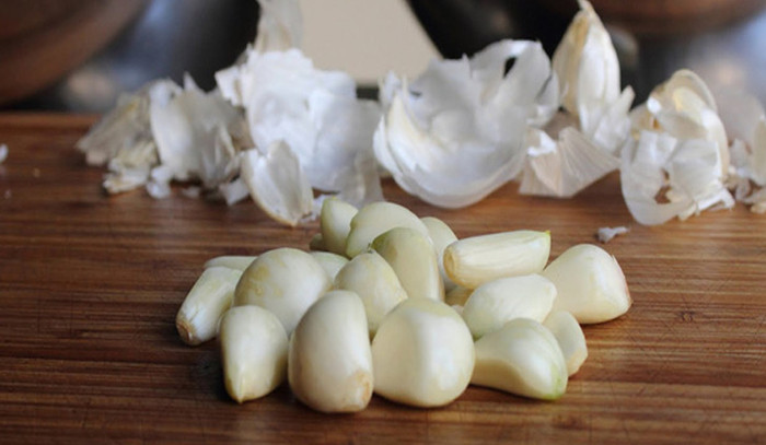 Nhờ hợp chất allicin – chất có khả năng giãn cơ trơn thành mạch máu, tỏi giúp hạ huyết áp tự nhiên. (Ảnh minh họa từ Internet)