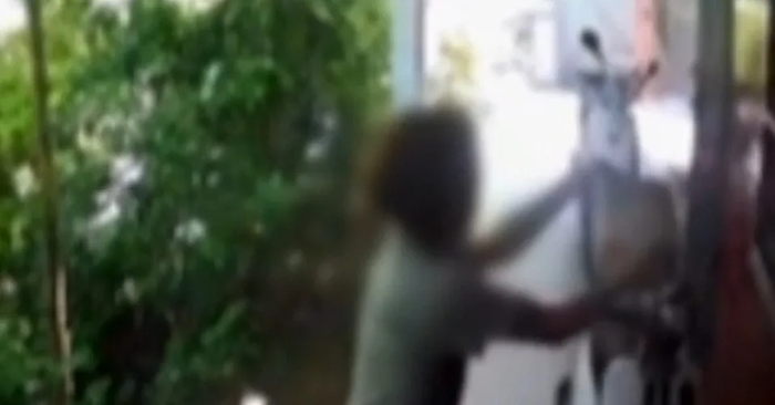 Nghi hàng xóm câu trộm điện nhà mình, người đàn ông có hành động gây phẫn nộ Ảnh 1